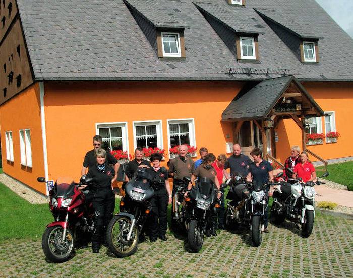 Bikerfreunde im Zittauer Gebirge bei Gasthof Auf der Heide